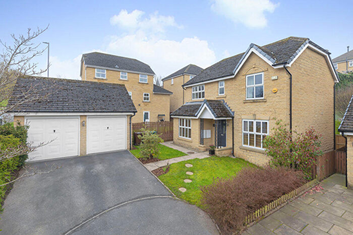 4 Bedroom Detached House For Sale In Tenterfields, Apperley Bridge, BD10