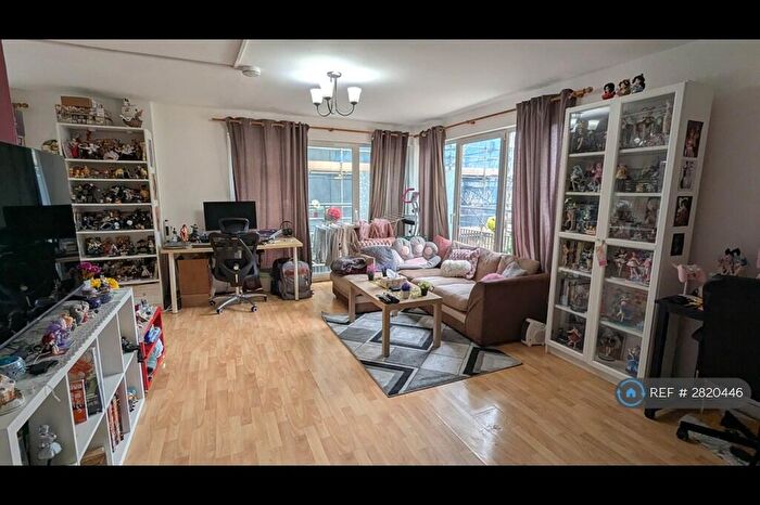 2 Bedroom Flat To Rent In Canary Wharf, London, E14