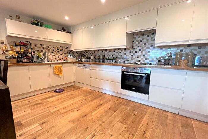 2 Bedroom Apartment To Rent In Inverness Mews, E16