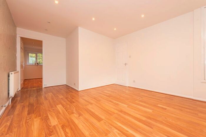 1 Bedroom Flat To Rent In Millstream Close, Hitchin, SG4