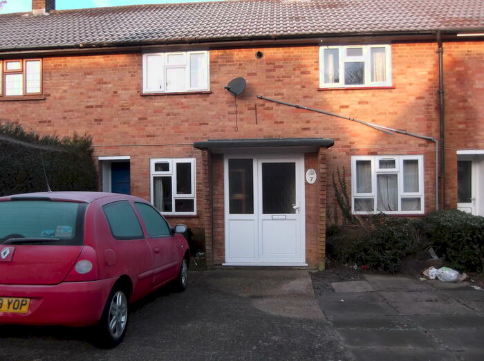 4 Bedroom End Of Terrace House To Rent In Roe Hill Close, AL10
