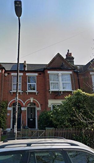 3 Bedroom Flat To Rent In Samos Road, London, SE20