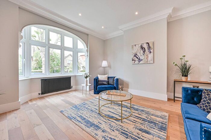 4 Bedroom Semi-Detached House For Sale In Heathfield Road, Acton, London, W3