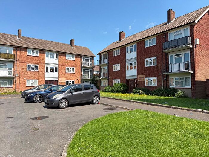 2 Bedroom Flat To Rent In Ross Close, Luton, Bedfordshire, LU1