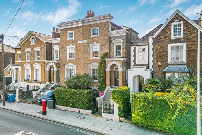 4 Bedroom Semi-Detached House For Sale In Lyndhurst Way, London, SE15