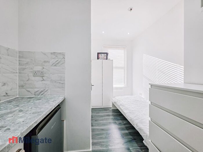 Studio To Rent In Cliff Avenue, Westcliff-On-Sea, SS0