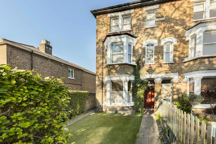 2 Bedroom Flat To Rent In The Park, London, W5