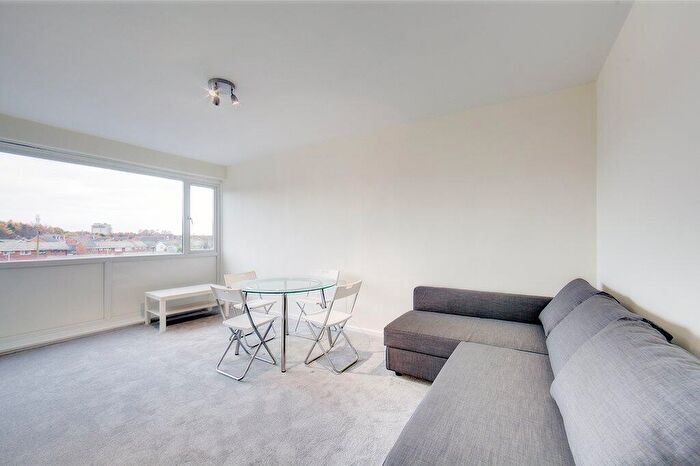 2 Bedroom Flat To Rent In Boston Court, Palmersville, NE12