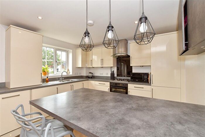 2 Bedroom Flat For Sale In Shipbourne Road, Tonbridge, Kent, TN10