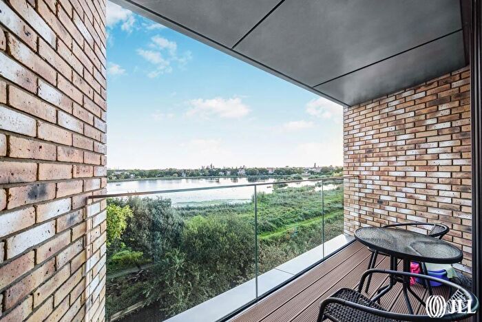 2 Bedroom Apartment For Sale In The Shoreline Building, Newnton Close, N4