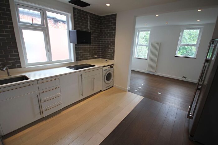 2 Bedroom Maisonette To Rent In Temple Road, London, NW2