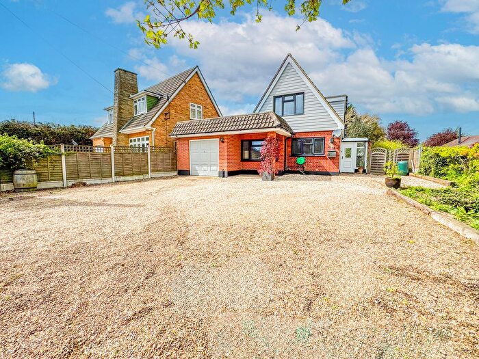 3 Bedroom Detached House For Sale In Main Road, Hawkwell, SS5