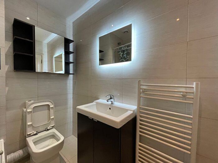 2 Bedroom Flat To Rent In Old Brompton Road, Earls Court, London, SW5