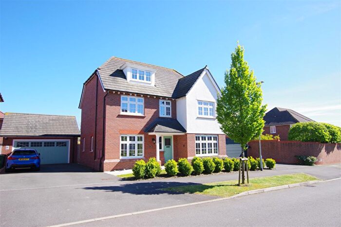 5 Bedroom Detached House For Sale In Diamond Crescent, Abbey Farm, Swindon, SN25