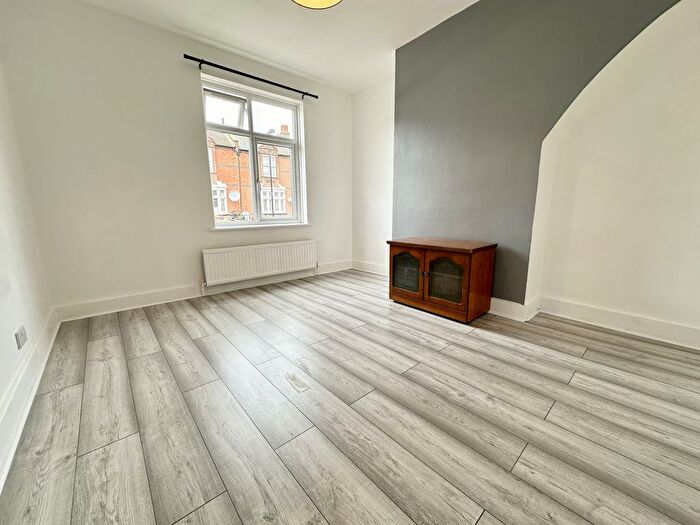 3 Bedroom Flat To Rent In Brockley Road, Brockley, SE4