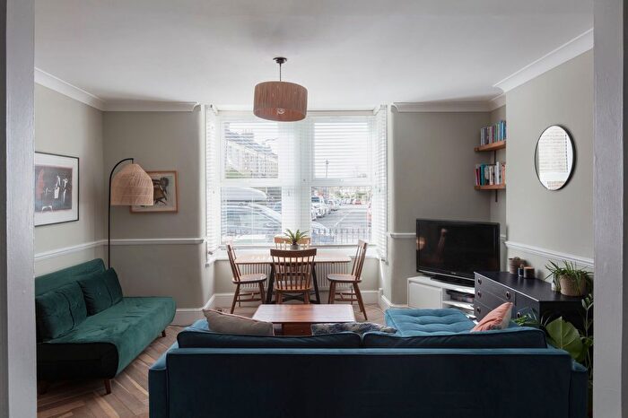 2 Bedroom Flat For Sale In Pretoria Road, Leytonstone, London, E11