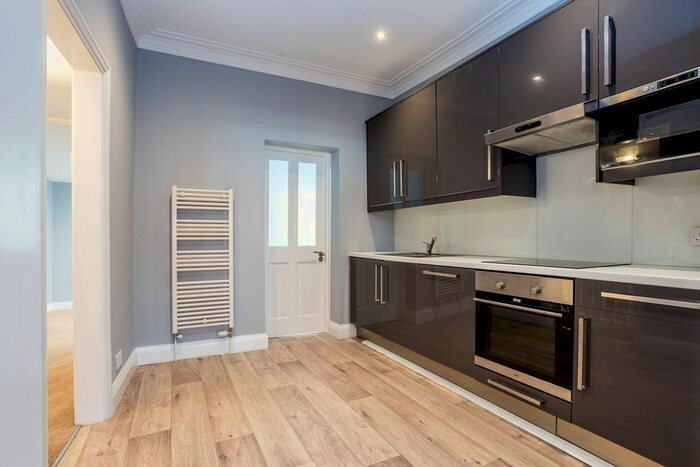 1 Bedroom Flat To Rent In Wadham Road, Putney, London, SW15