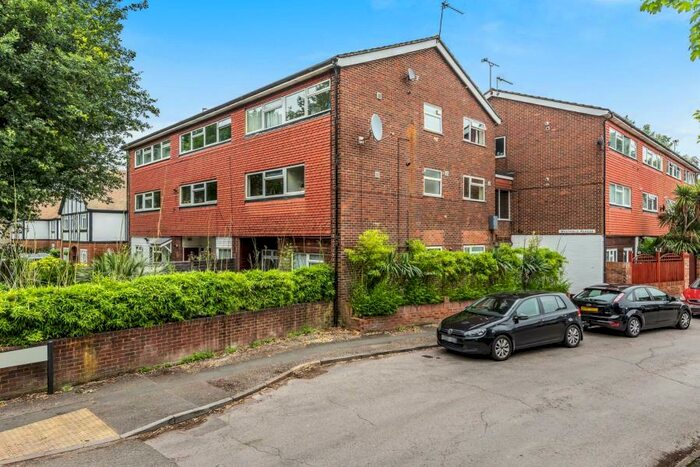 1 Bedroom Maisonette To Rent In New Haw, KT15