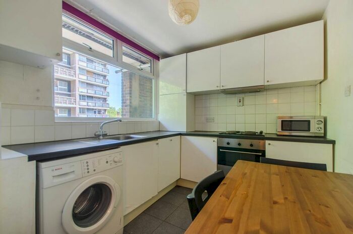 3 Bedroom Flat To Rent In Dickens Estate, Bermondsey, London, SE16