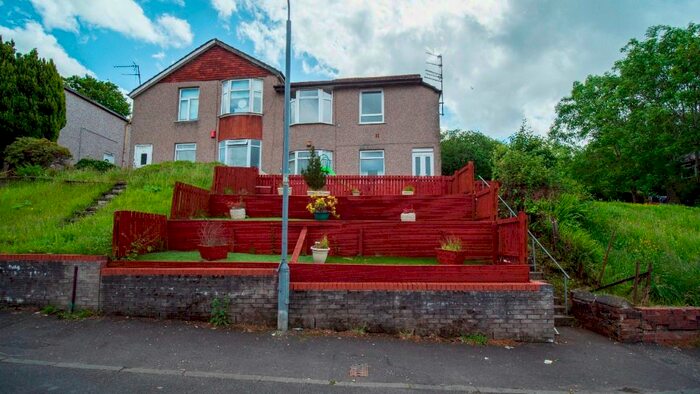 3 Bedroom Flat To Rent In Montford Avenue, Kings Park, Glasgow, G44