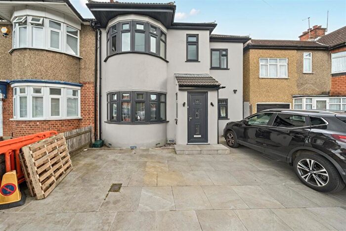 5 Bedroom End Of Terrace House For Sale In Dawlish Drive, Ruislip, HA4