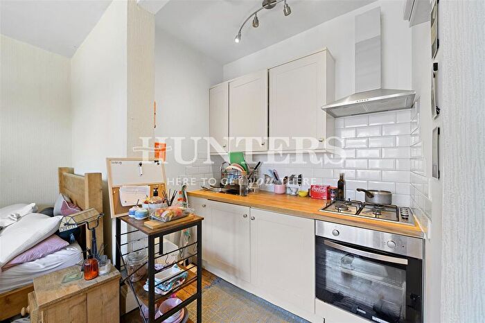 Studio To Rent In Ballards Lane, London, N12