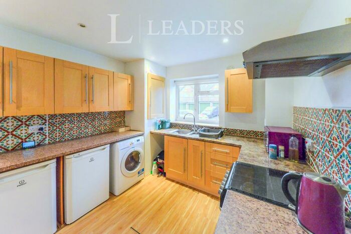 2 Bedroom Apartment To Rent In The Ridgeway, AL4