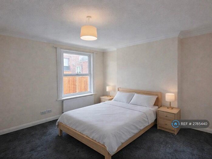 2 Bedroom Flat To Rent In Holdenhurst Road, Bournemouth, BH8