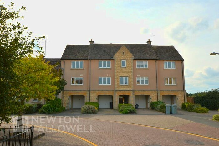 3 Bedroom Town House To Rent In Gresley Drive, Stamford, PE9