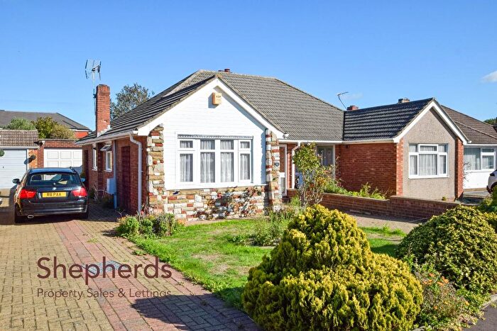 2 Bedroom Semi-detached Bungalow For Sale In Winton Drive, Cheshunt, EN8