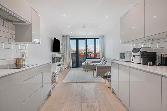 2 Bedroom Flat For Sale In Rose Hill, Sutton, SM1