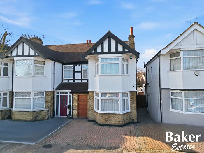 4 Bedroom End Of Terrace House For Sale In Lancelot Road, Hainault, London, IG6