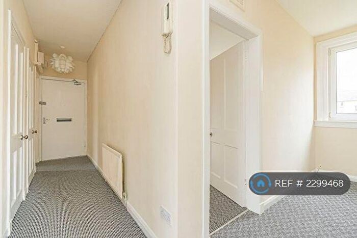 3 Bedroom Flat To Rent In Wardieburn Place East, Edinburgh, EH5