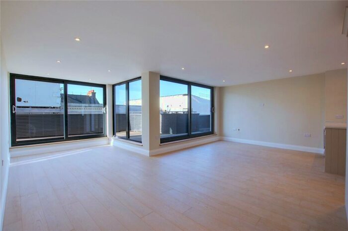 2 Bedroom Flat To Rent In South Street, Worthing, West Sussex, BN11