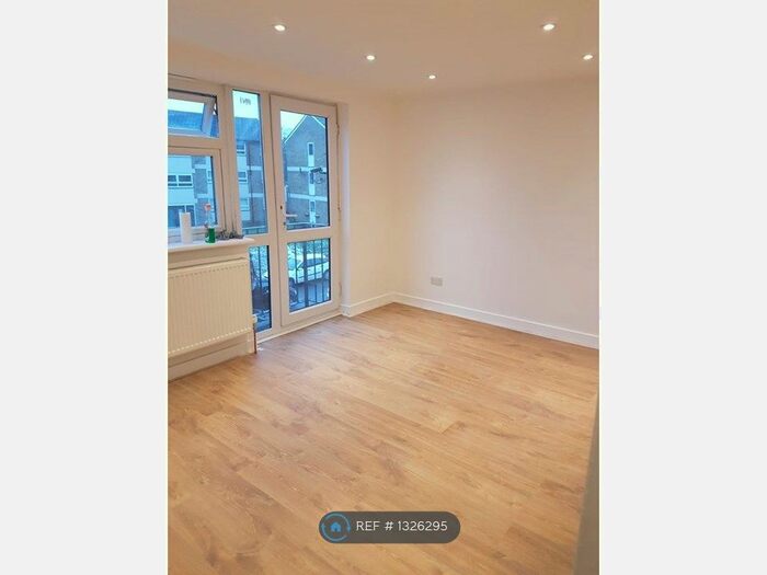 3 Bedroom Flat To Rent In Southgate, London N14