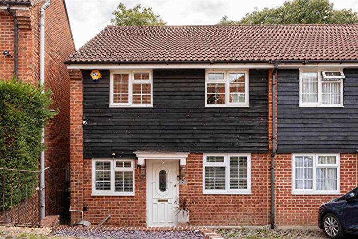 3 Bedroom House For Sale In Meadow Close, Chingford, E4