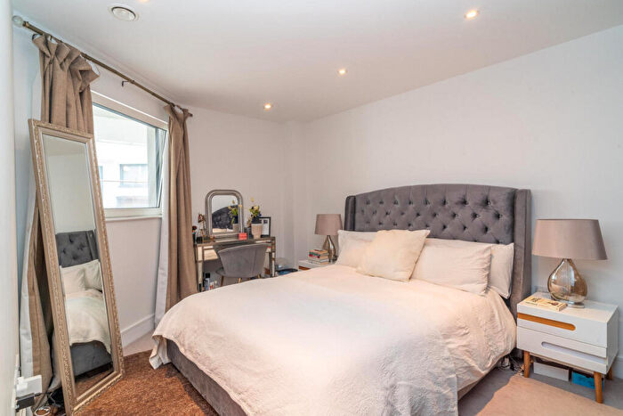 2 Bedroom Apartment To Rent In Flower Lane, London, NW7