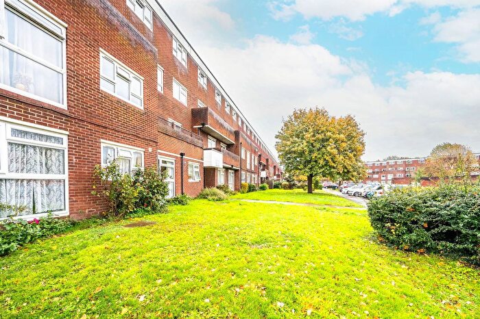 2 Bedroom Flat For Sale In Hazelmere Close, Leatherhead, KT22