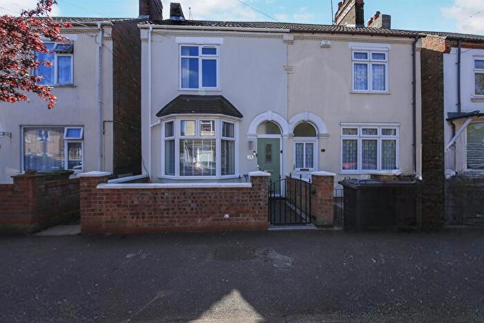 3 Bedroom Semi Detached House For Sale In Queens Walk, Peterborough, PE2