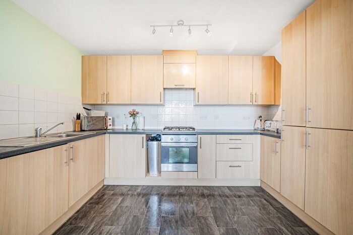 2 Bedroom Flat For Sale In Engineers Court, Reading, Berkshire, RG2