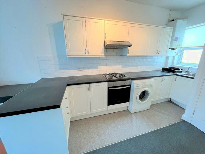 1 Bedroom Flat To Rent In Leigh Road, Leigh-On-Sea, Essex, SS9