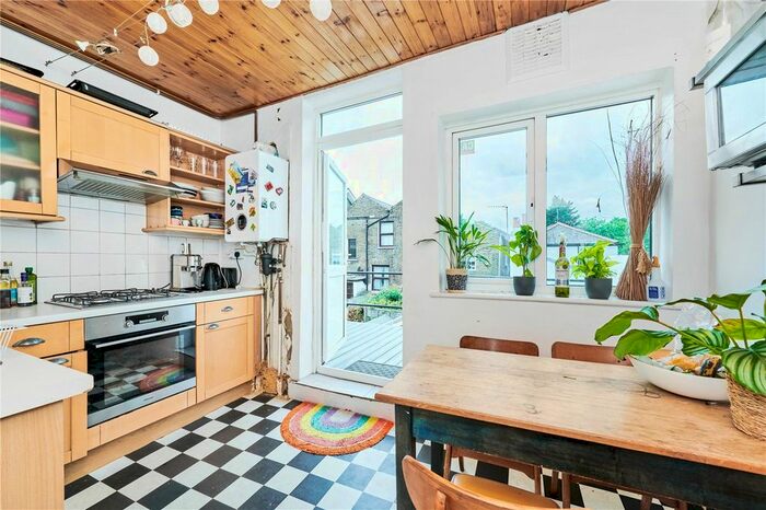 3 Bedroom Flat To Rent In Edgeley Road, Clapham, London, SW4