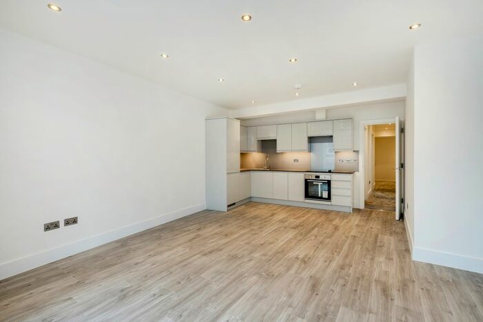 3 Bedroom Flat To Rent In High Street, Reigate RH2