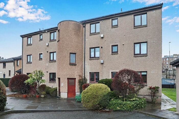 2 Bedroom Flat For Sale In Whitingford, Edinburgh, EH6