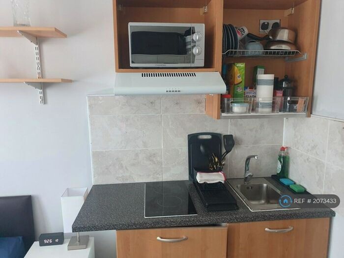 Studio To Rent In High Street Edgware, London, HA8