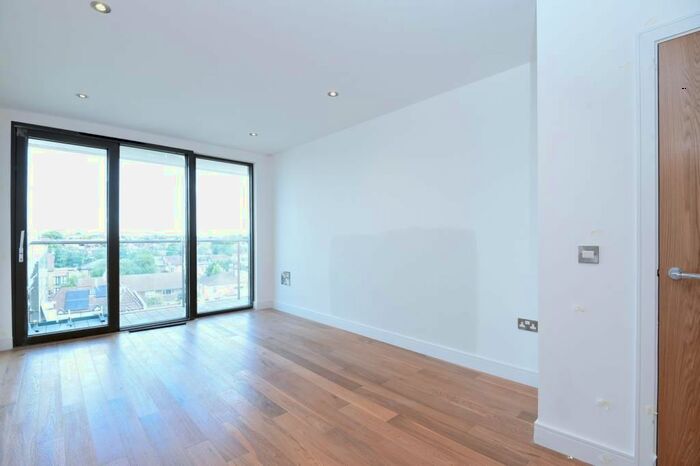 1 Bedroom Flat To Rent In Gateway House, Finchley, N3