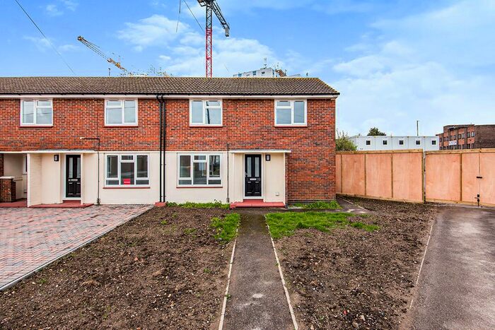 2 Bedroom End Of Terrace House To Rent In Beavers Crescent, Hounslow, TW4