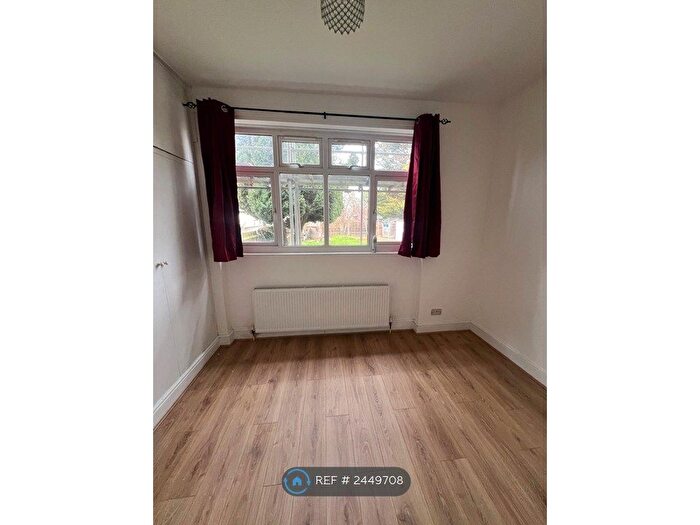 2 Bedroom Flat To Rent In St. Stephens Road, Hounslow, TW3