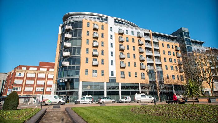 2 Bedroom Flat To Rent In Queens Dock Avenue, Hull, HU1