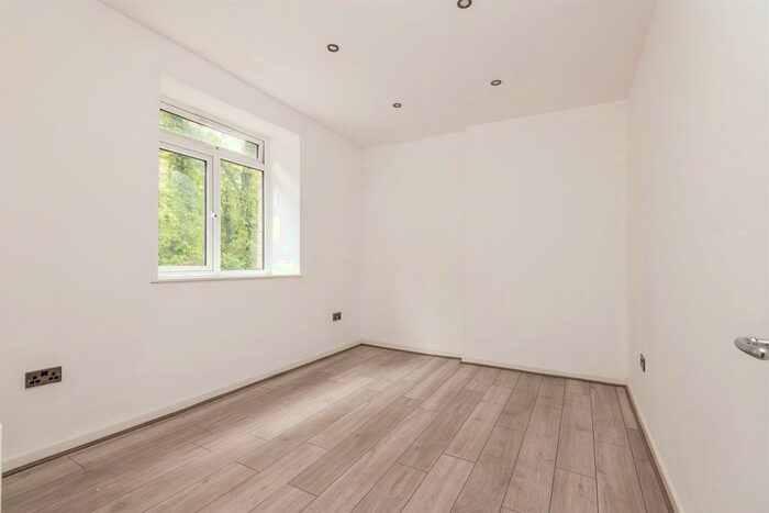 2 Bedroom Apartment For Sale In Penistone Road, Kirkburton, Huddersfield, HD8